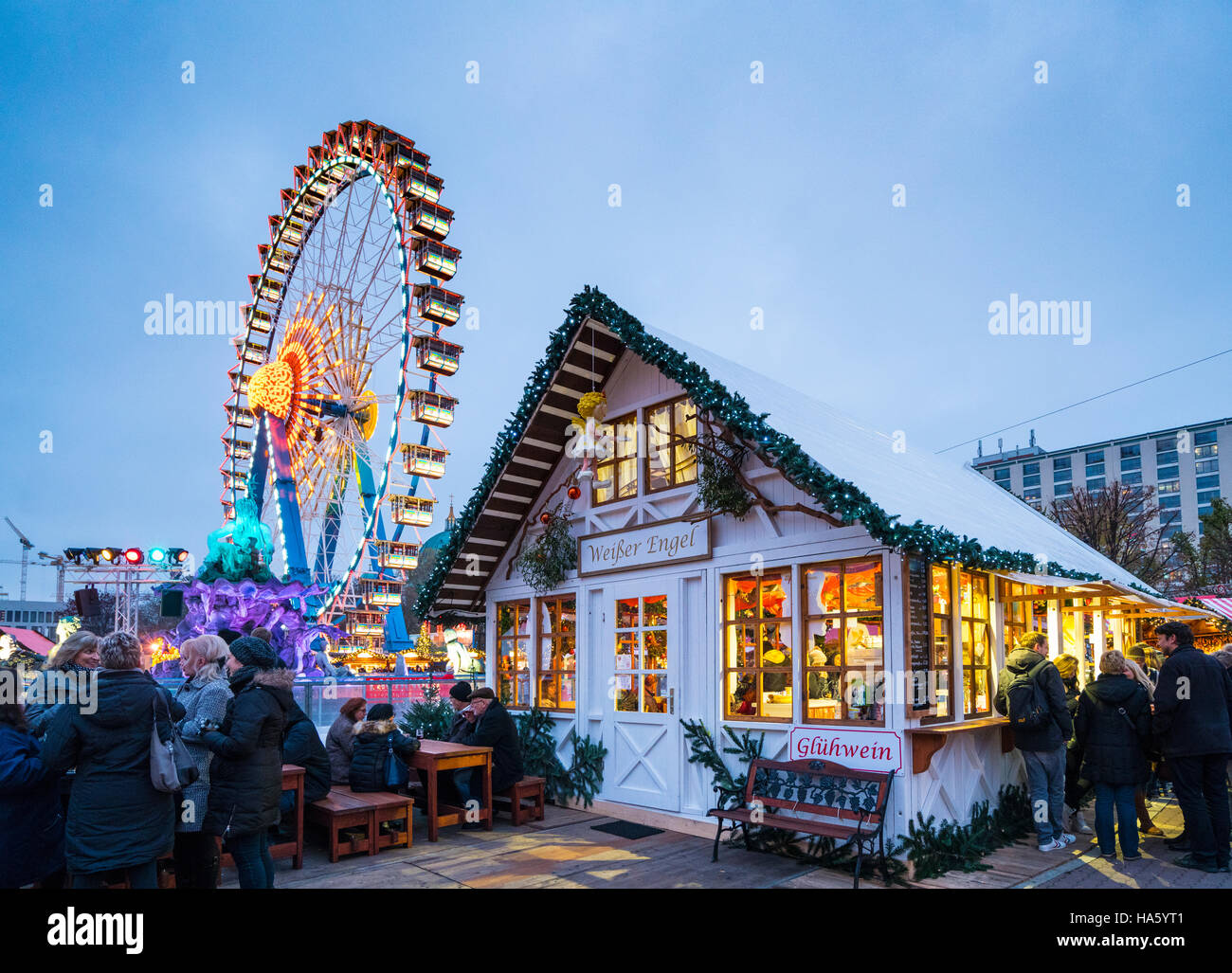 Nachtansicht der traditionelle Weihnachtsmarkt am Alexanderplatz in Mitte Berlin Deutschland 2016 Stockfoto