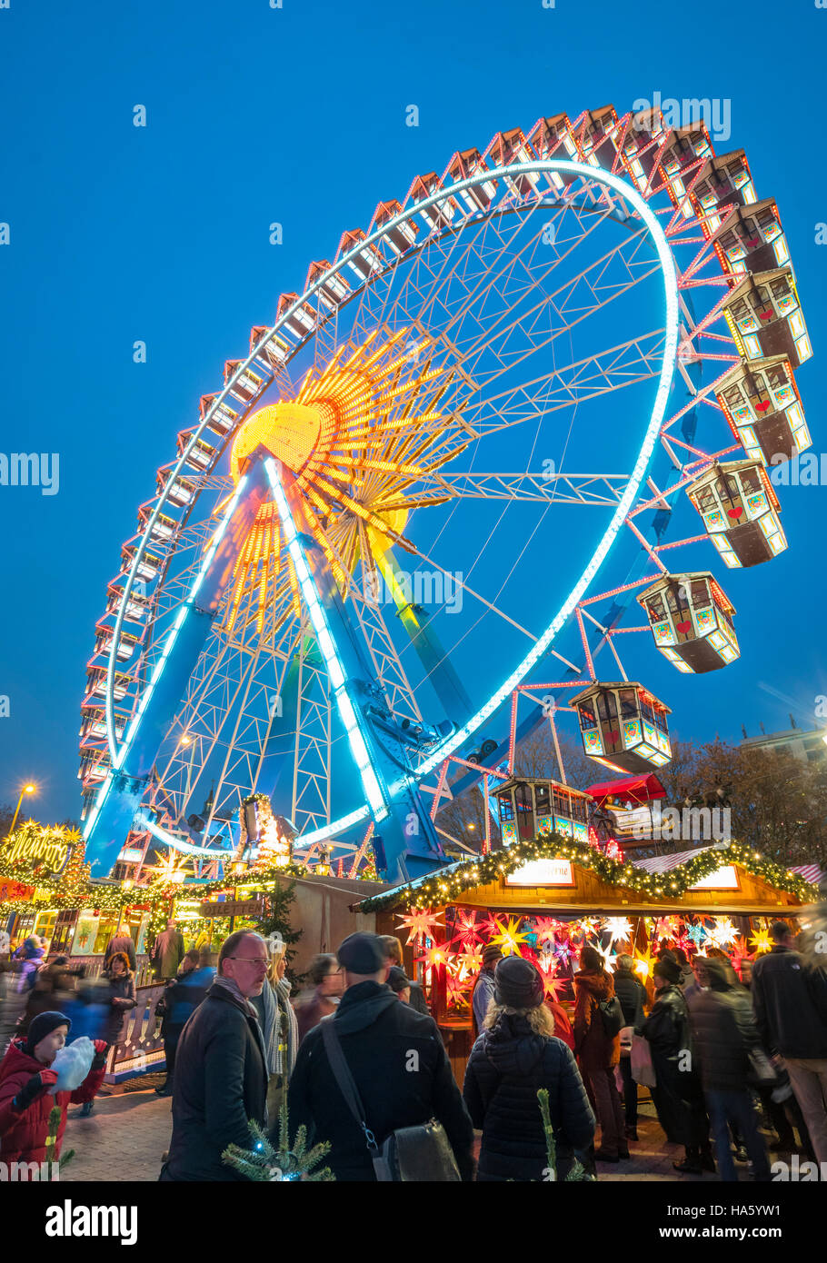 Nachtansicht der traditionelle Weihnachtsmarkt am Alexanderplatz in Mitte Berlin Deutschland 2016 Stockfoto