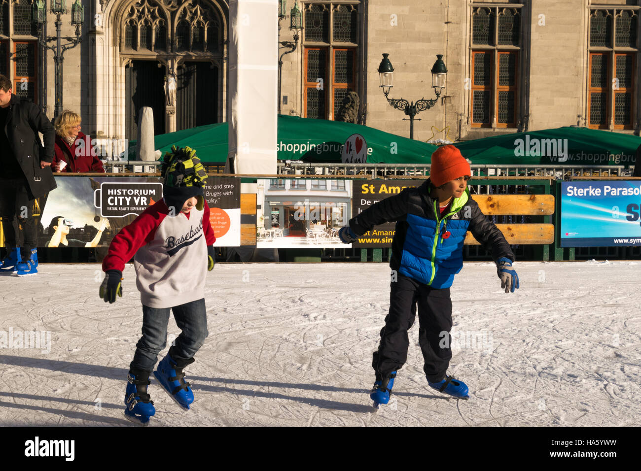 Kinder auf Weihnachten Markt Brügge Eisbahn Schlittschuh laufen Stockfoto