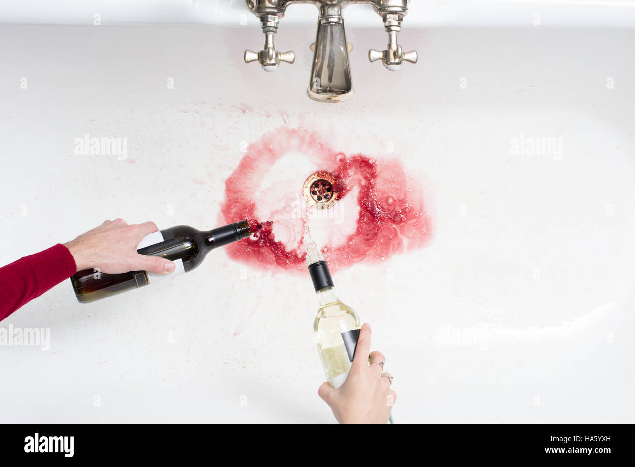 Detail von ein paar Gießen entfernt Wein in einem Akt der Verzicht auf Alkohol Stockfoto