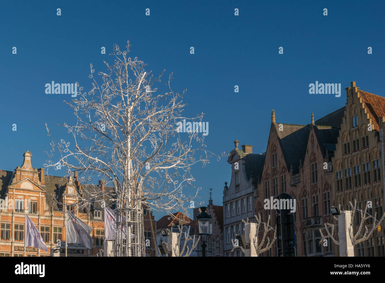 Weihnachtsbaum auf Eisbahn Markt Brügge Stockfoto