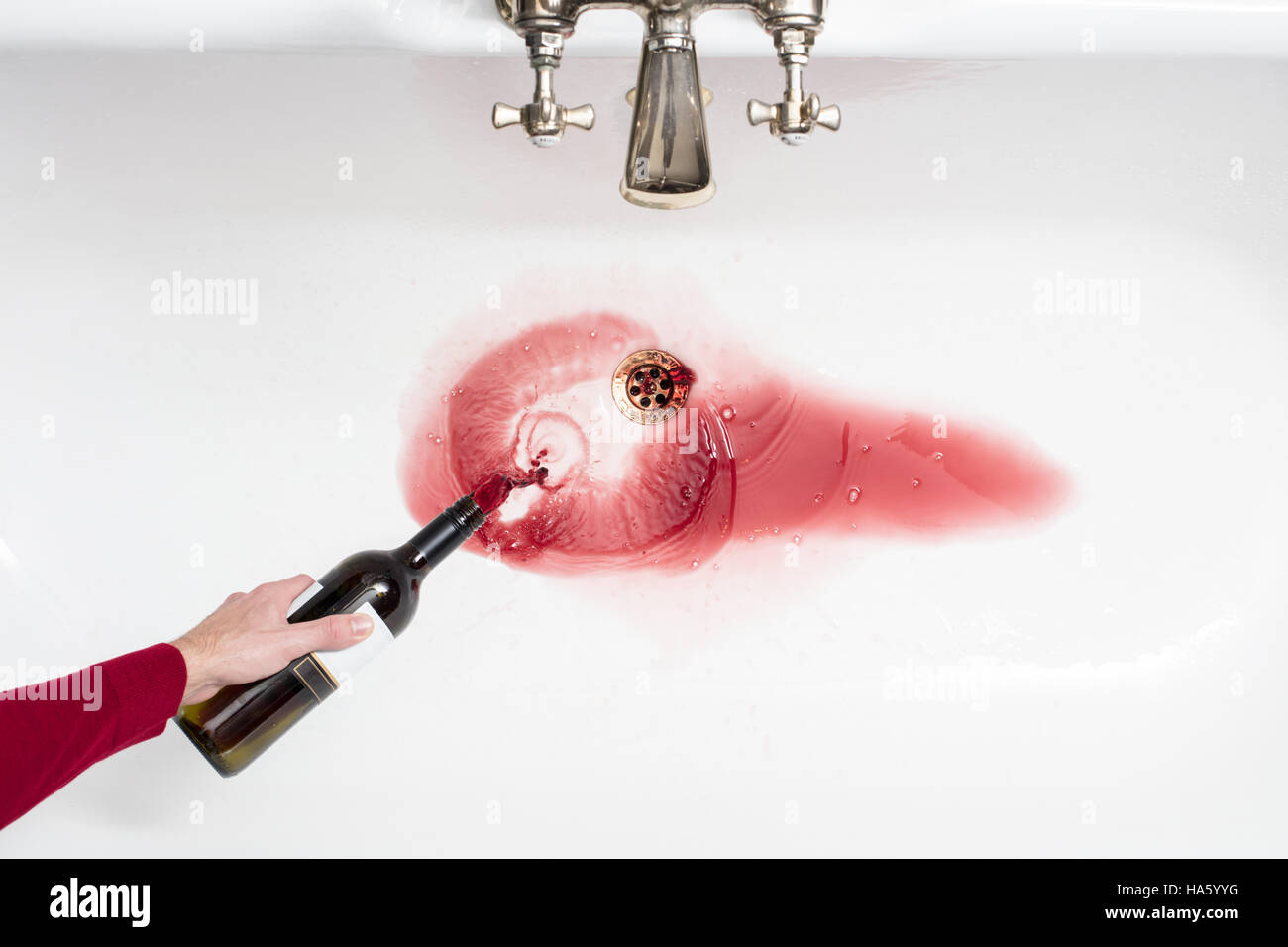 Detail eines Mannes Gießen entfernt Wein in einem Akt der Verzicht auf Alkohol Stockfoto