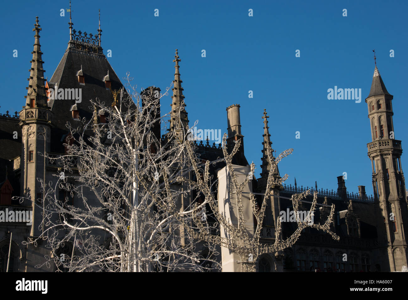 Weihnachtsbaum auf Eisbahn Markt Brügge Stockfoto