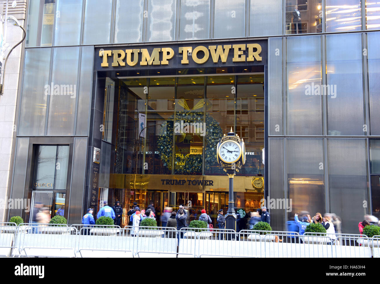 Trump Tower auf der 5th Avenue hat NYPD und auch Touristen zu sehen, das Haus des Präsidenten wählen, Donald Trump, wimmelt es von wurde Stockfoto