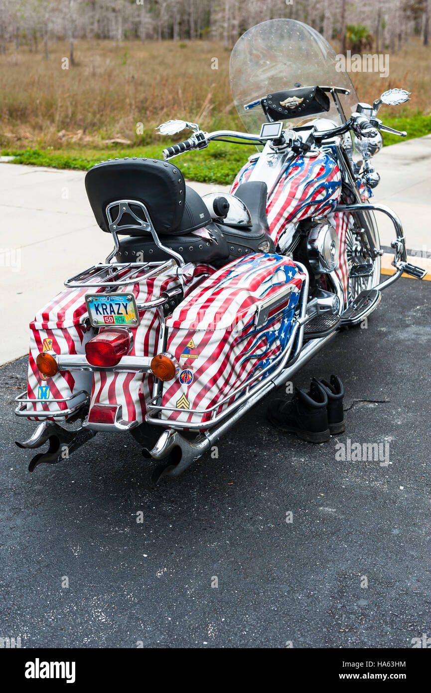 Ein custom Motorrad bemalt mit den Farben der amerikanischen Flagge Stockfoto