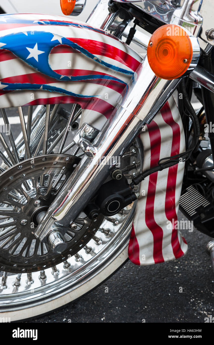 Detail eines custom Motorrad Vorderrad und Kotflügel bemalt mit den Farben der amerikanischen Flagge, Vereinigte Staaten von Amerika, USA-Flagge. Stockfoto