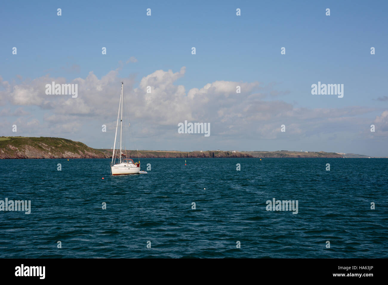Segelboot in Dale Bay vor Anker. Schöne blaue Meer, Sommer blauer Himmel und weiße Wolken Stockfoto