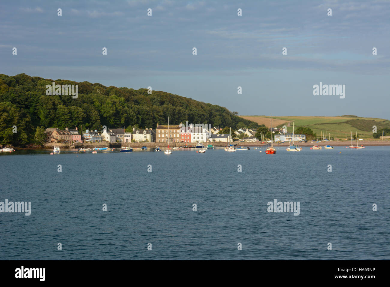 Blick auf Dale Dorf auf einer Yacht in der Bucht verankert. Blauer Sommerhimmel mit weißen Wolken, blaues Meer mit Wellen. Stockfoto