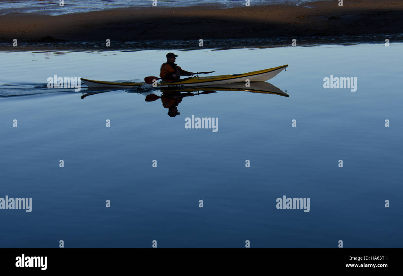 Kanutin genießen die ruhigen Wasser der Oberlauf des Flusses cleddau Stockfoto