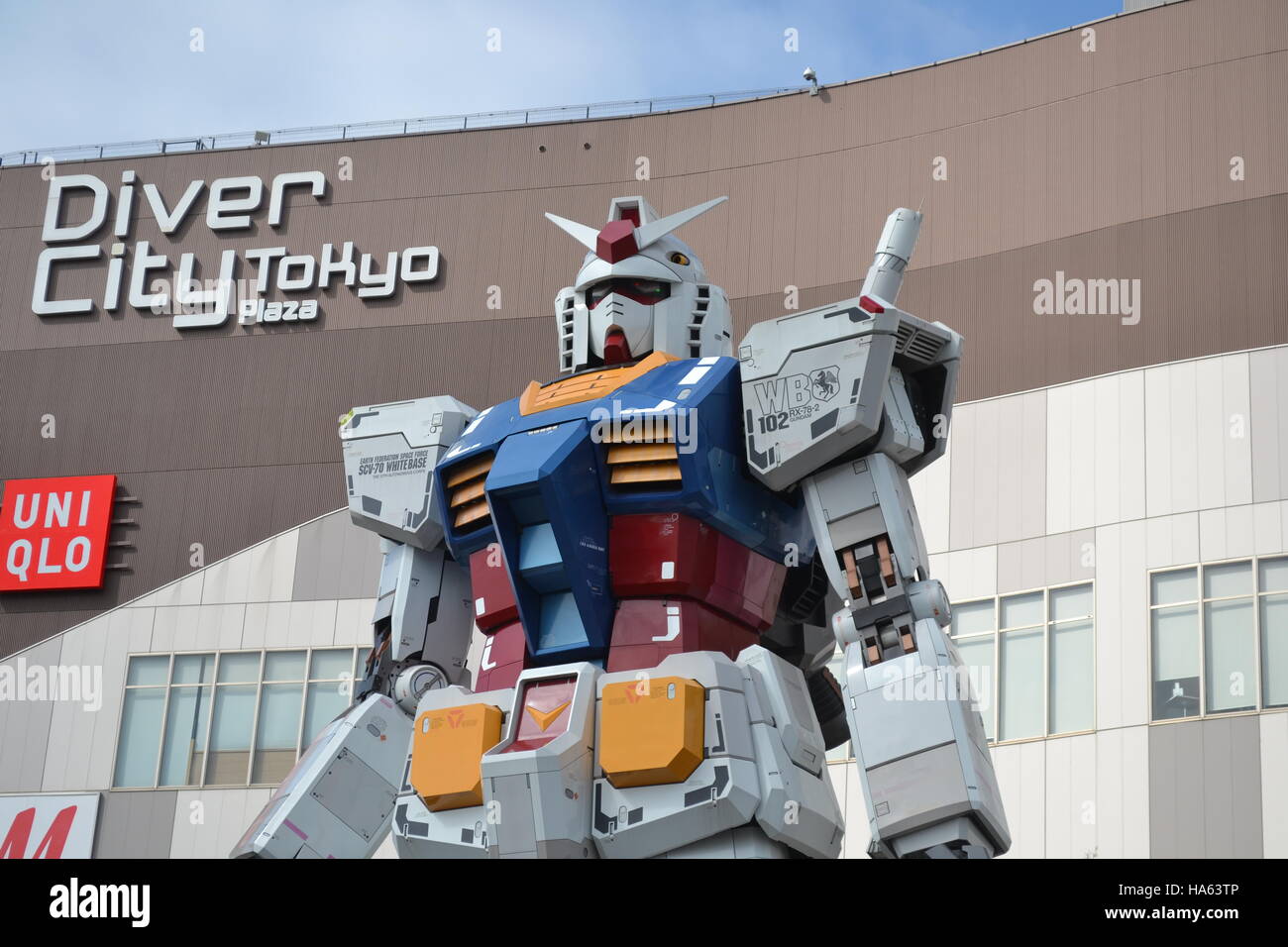 Tokyo, Japan-2/27/16: Lebensgroße Statue des RX-78-2 Gundam (befindet sich vor dem Diver City Tokyo Plaza), bekannt durch den Anime Gundam. Stockfoto