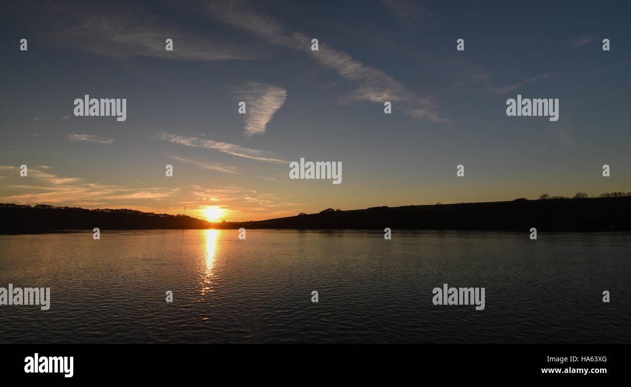 Goldener Sonnenuntergang, blauer Himmel und Wolken spiegeln sich in vollkommen ruhig Wasser Stockfoto