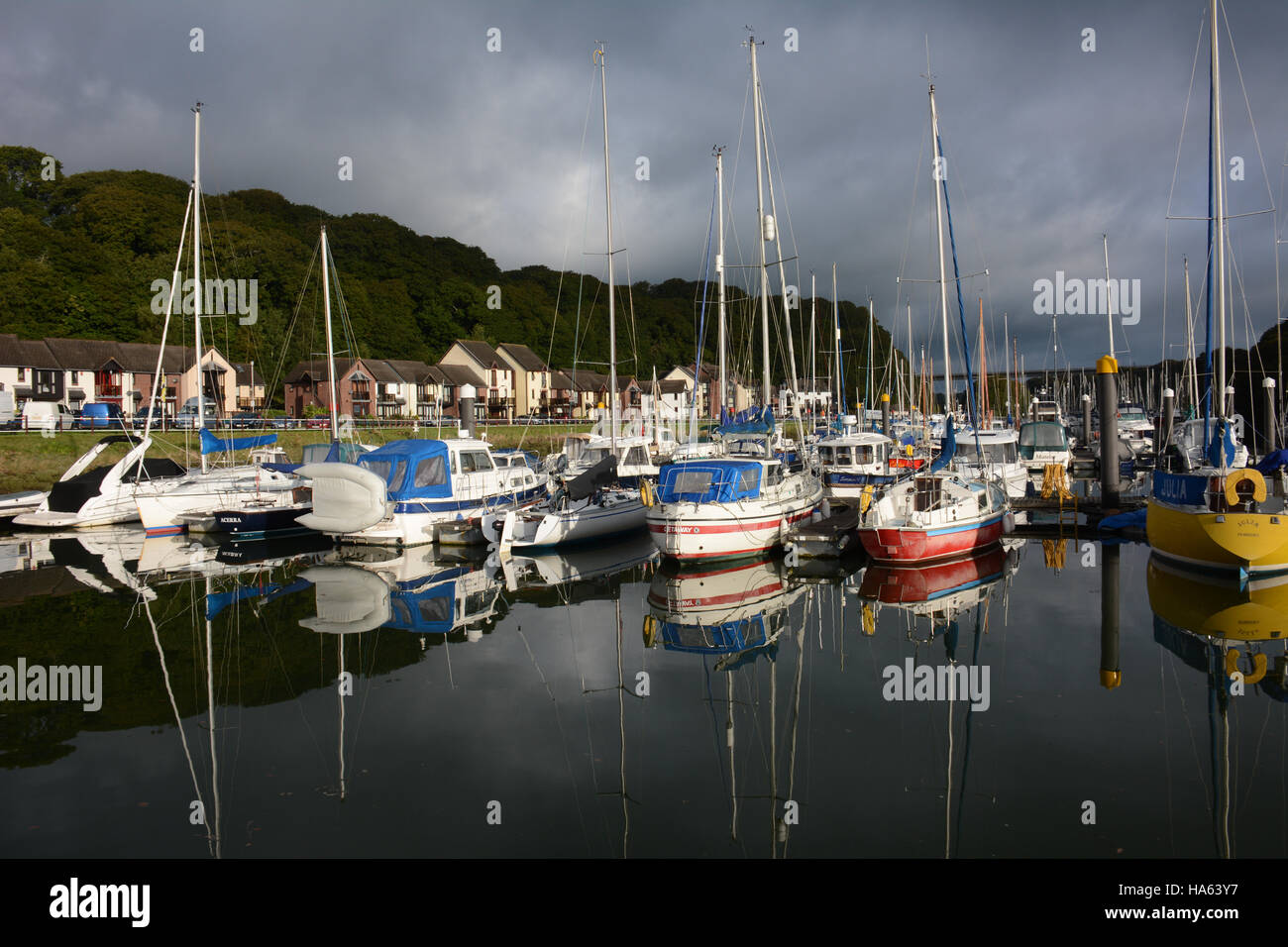 Perfekten Winter Reflexion von Booten bei Neyland Marine, Pembrokeshire Stockfoto