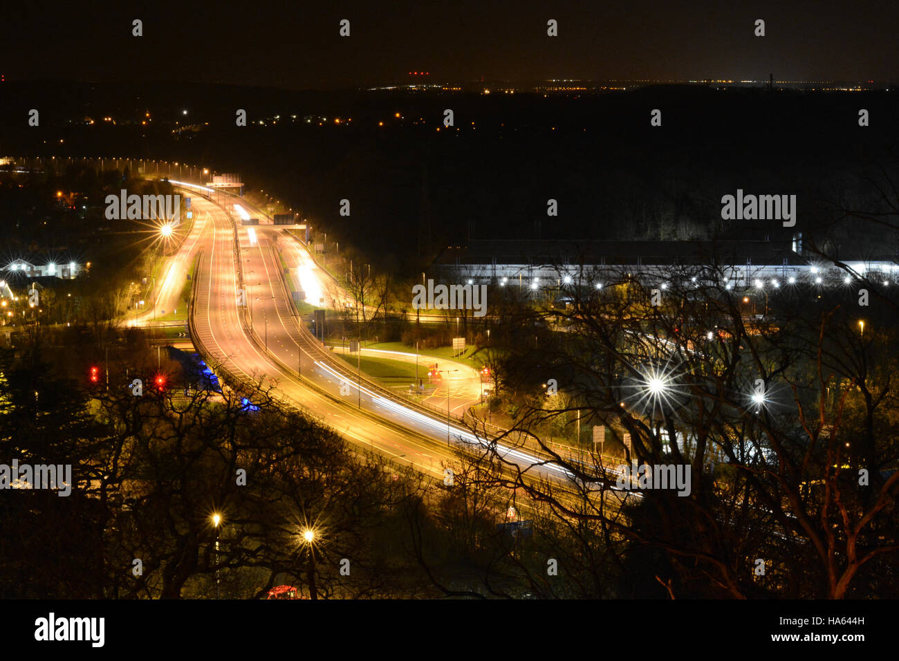 Nacht-Zeitraffer von M4 von Celtic Manor Resort mit Blick auf England mit Bristol-Kanal Stockfoto