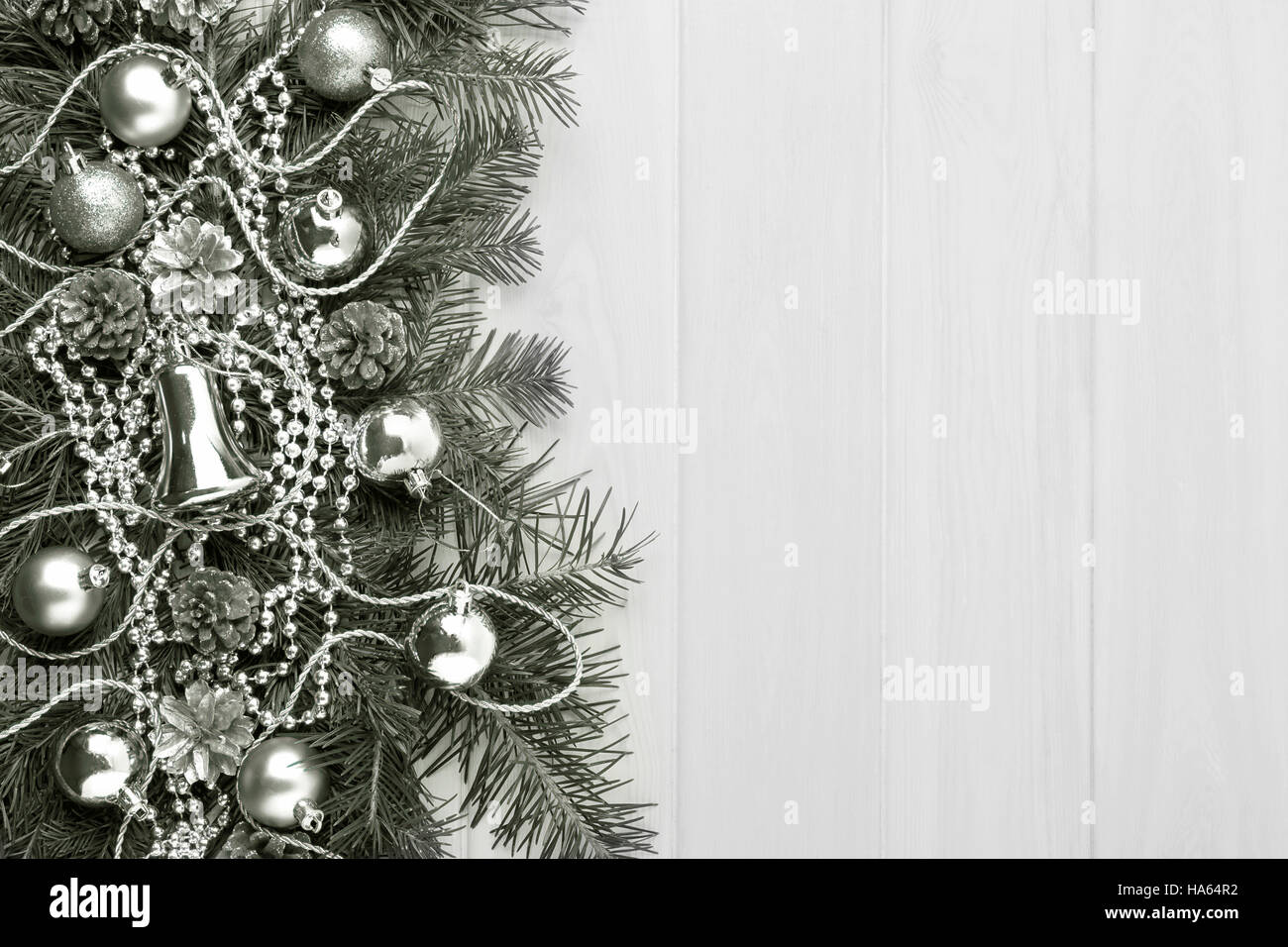 Weihnachten Hintergrund mit silbernen Ornamenten, Textfreiraum, abgeschwächt. Weihnachts-Dekoration mit Tannenzweigen und Glasperlen. Stockfoto