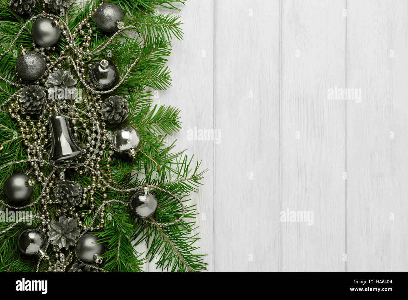 Weihnachten Hintergrund mit silbernen Verzierungen, Textfreiraum. Weihnachts-Dekoration mit Tannenzweigen und Glasperlen. Stockfoto