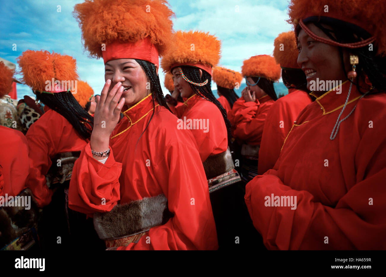 Eine tibetische Khampa Frau wartet auf ihren Clan an der Eröffnungsfeier der Horse Racing Festival in Lithang, der ehemaligen tibetischen Königreich Kham führen. Ein le Stockfoto