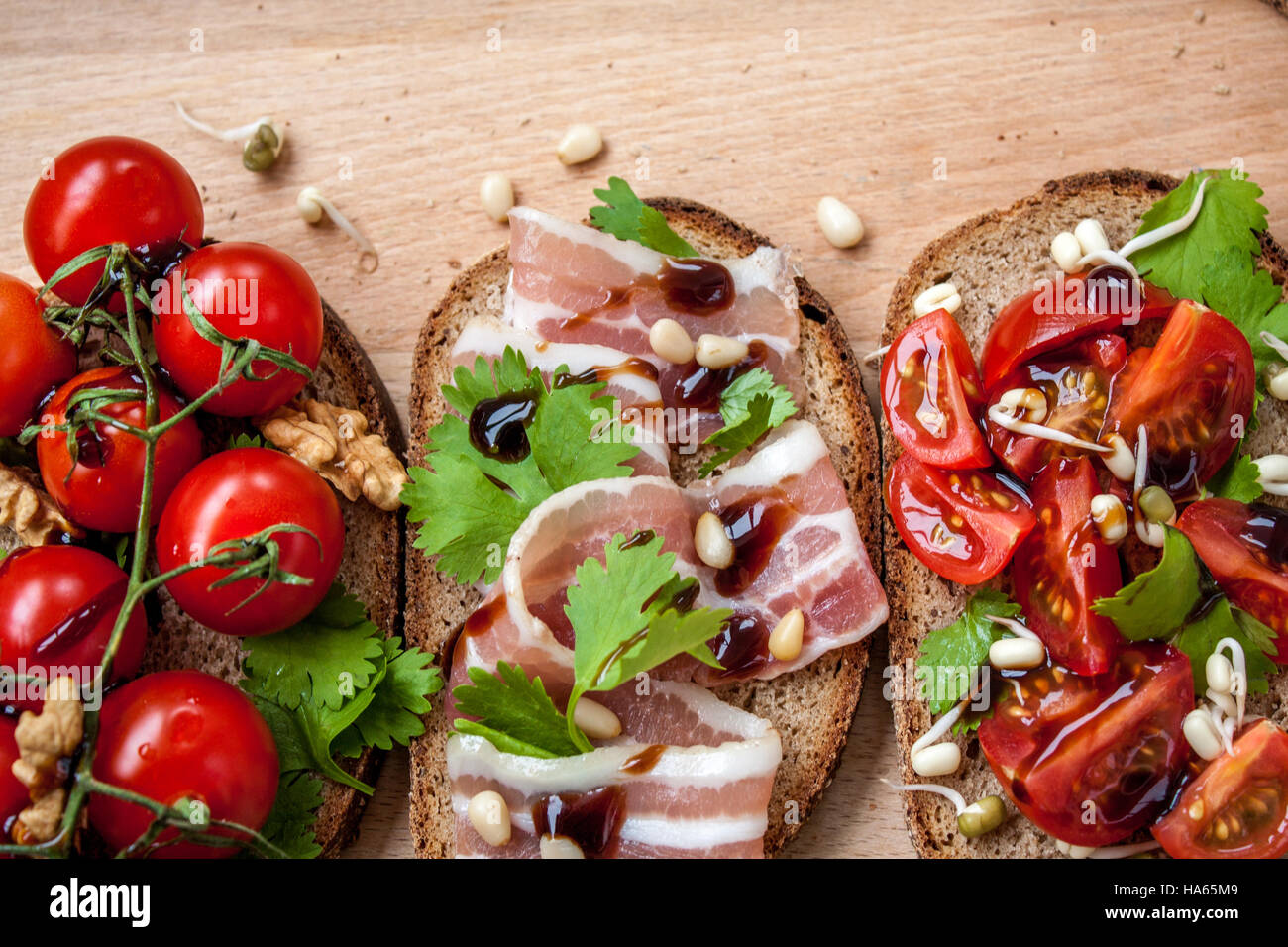 Snack Brot (Baguette), Speck (Schinken), Tomaten, Balsamico und Gewürze. Gutes Bier und Wein.   Liebe zu einem europäischen gesunde Rohkost-Konzept. Stockfoto