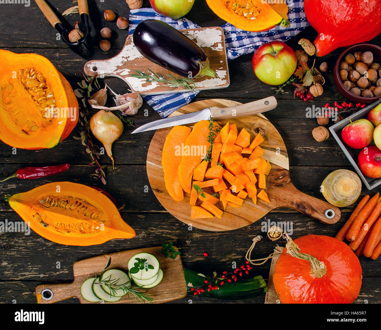 Herbstgemüse auf einem hölzernen Hintergrund. Flach zu legen. Gesunde Ernährung-Konzept Stockfoto
