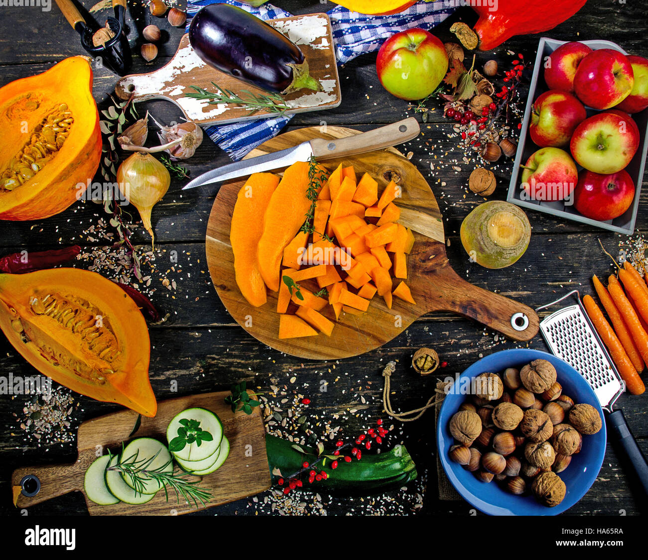 Herbstgemüse auf rustikalen hölzernen Hintergrund. Flach zu legen. Gesunde Ernährung-Konzept Stockfoto