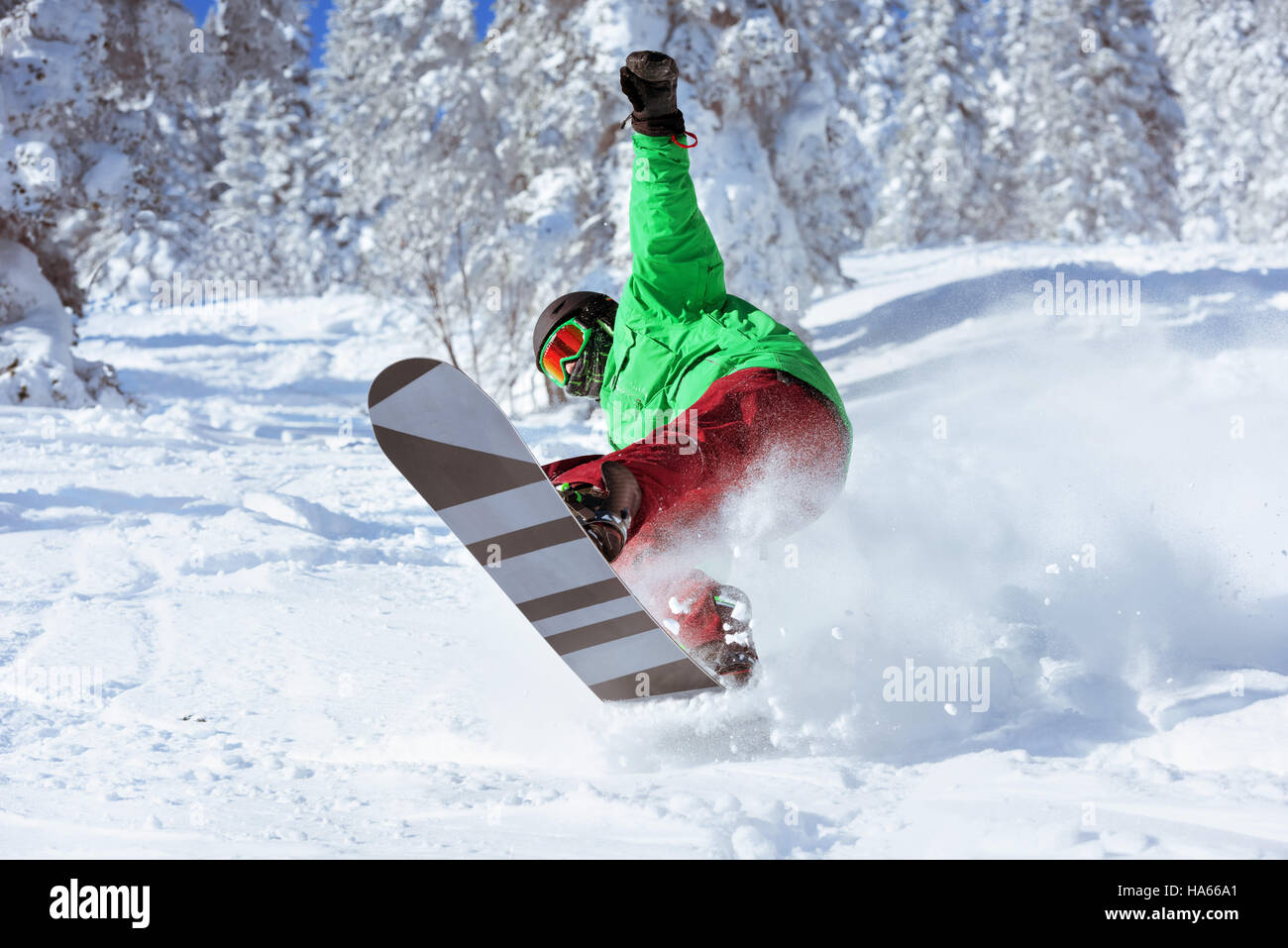 Skifahrer Snowboarder springt Freeride Wald Stockfoto