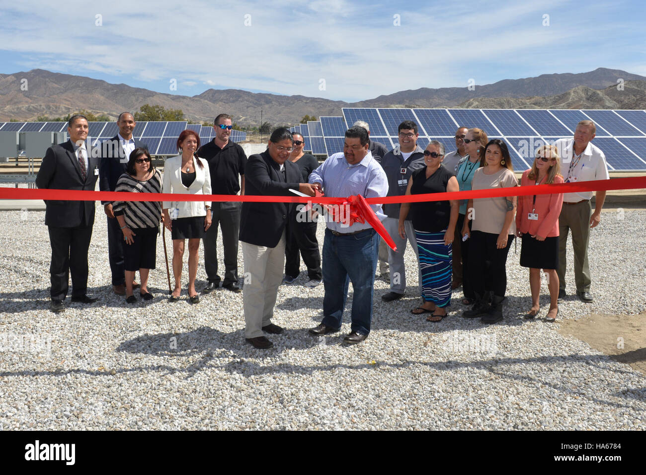 Der Spatenstich für das Sonnensystem der Soboba Band of Luiseño Indians in Kalifornien ist ein bedeutender Schritt in der Entwicklung erneuerbarer Energien. Das Projekt verbindet ökologische Nachhaltigkeit mit Stammesführerschaft bei Energielösungen für die Gemeinschaft und darüber hinaus. Stockfoto
