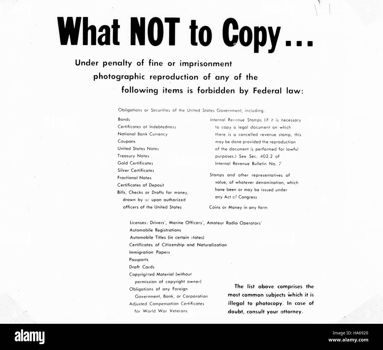 Dieses Bild konzentriert sich auf das Federal Energy Management Program (FEMP), eine Initiative des Energieministeriums zur Verbesserung der Energieeffizienz in den Bundesbehörden. Das Programm umfasst Strategien zur Senkung des Energieverbrauchs und zur Förderung der Nachhaltigkeit in staatlichen Betrieben. Stockfoto