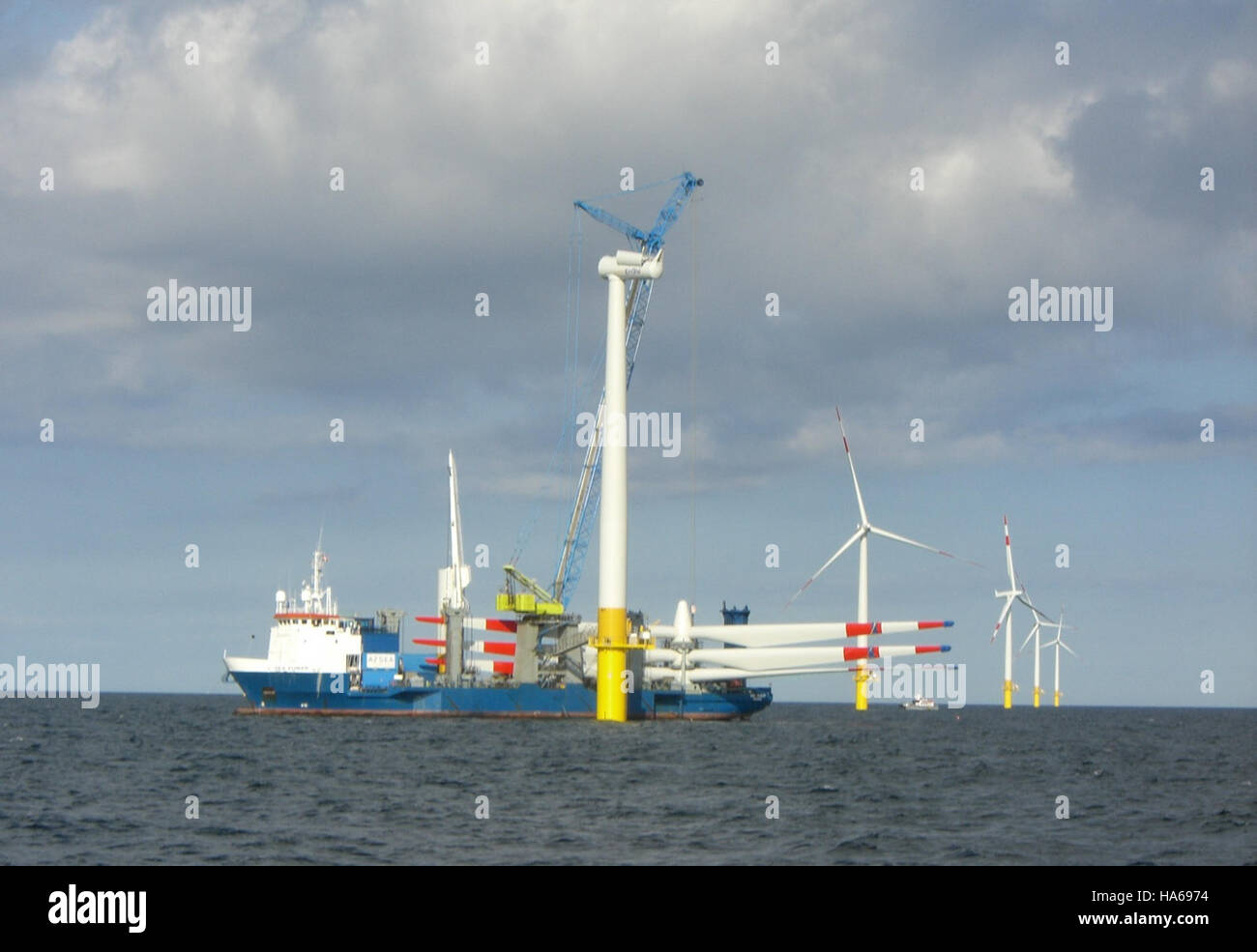 Das Energieministerium unterstützt Offshore-Windenergieprojekte wie die Installation von Windturbinen, um erneuerbare Energien zu fördern und die Umweltbilanz zu verringern. Stockfoto