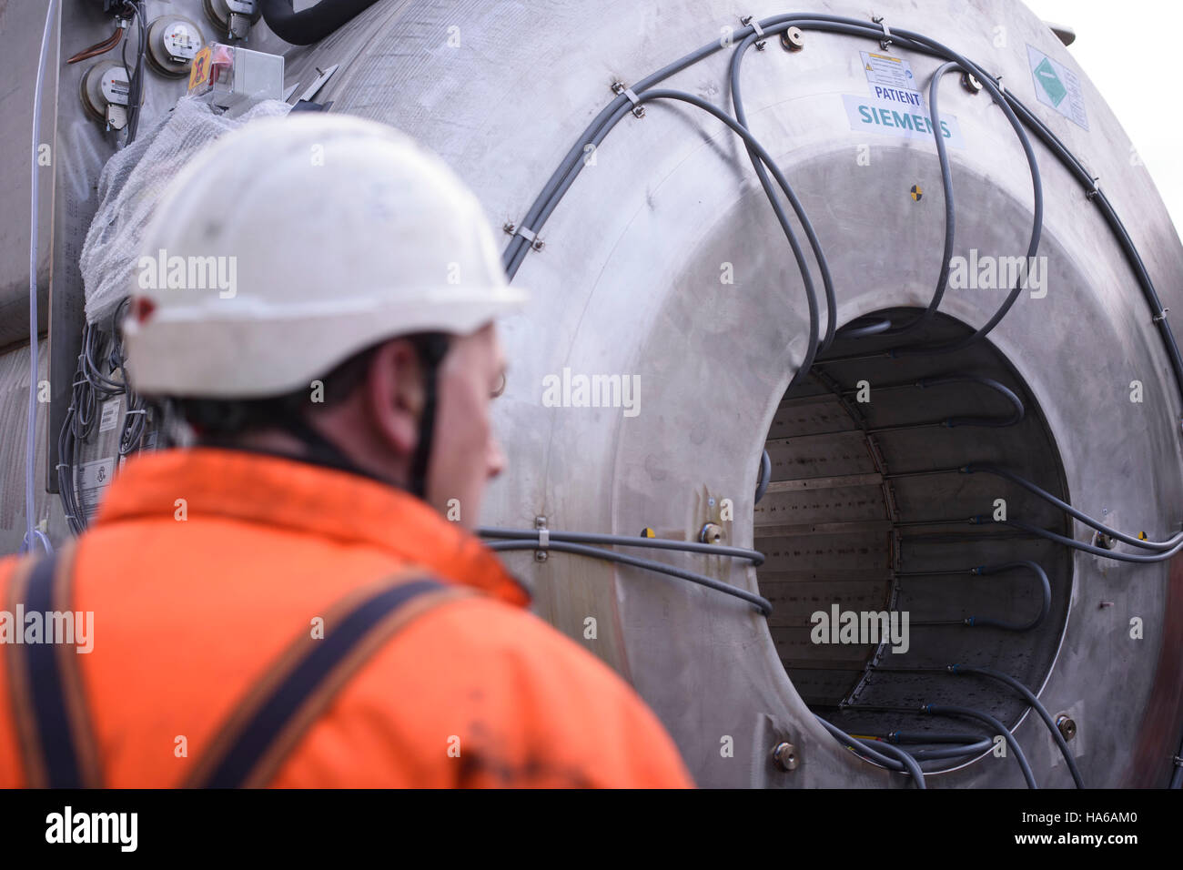 Die Arbeiter bereiten einen ultraleistungsfähigen &ACIRC;£10 Millionen MRT-Scanner (Magnetresonanztomographie) vor, den 7-Tesla-Scanner (7T), der zur Installation im neuen Imaging Center of Excellence (ICE) im Queen Elizabeth University Hospital (QEUH) in Glasgow eintrifft. Stockfoto