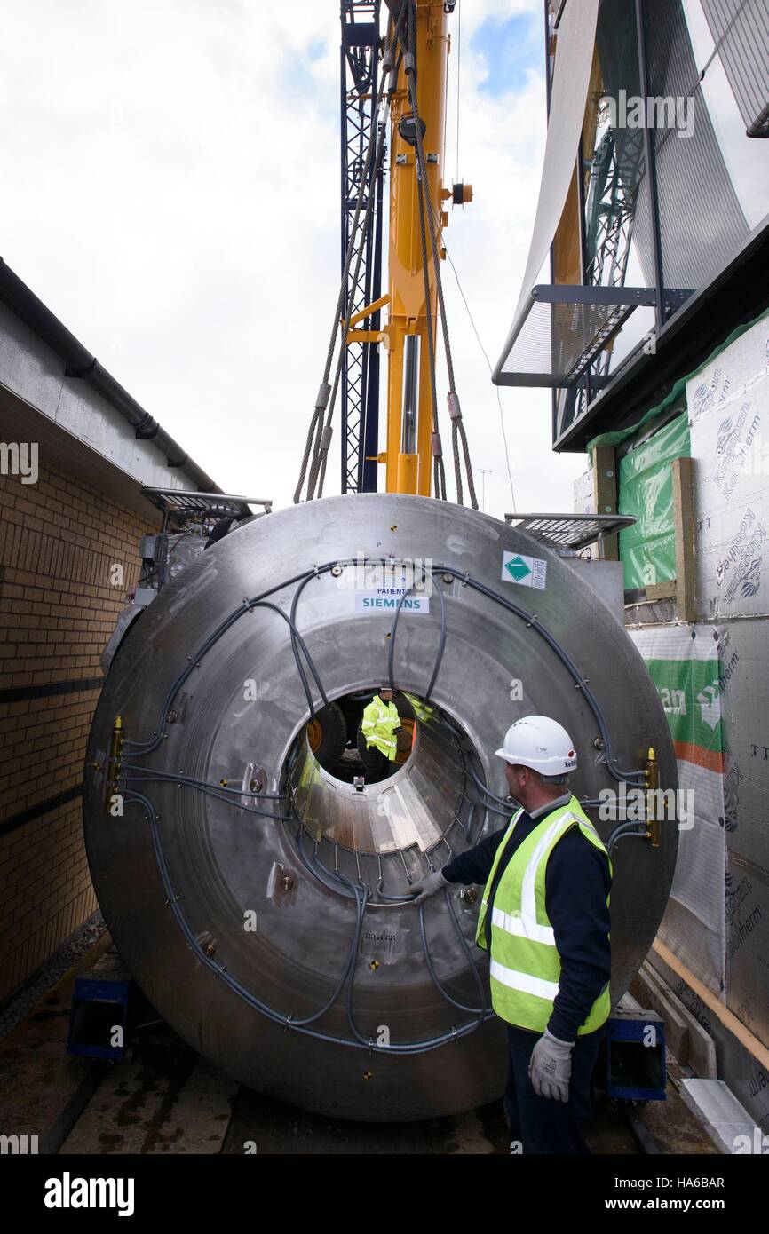 Arbeiter bereiten einen ultrastarken Â £ 10 Millionen Magnetresonanz-Bildgebung (MRI) Scanner, der 7-Tesla (7 t) Scanner, wie es für die Installation auf die neue Imaging Zentrum der Exzellenz (ICE) bei Glasgow Queen Elizabeth University Hospital (QEUH) kommt. Stockfoto