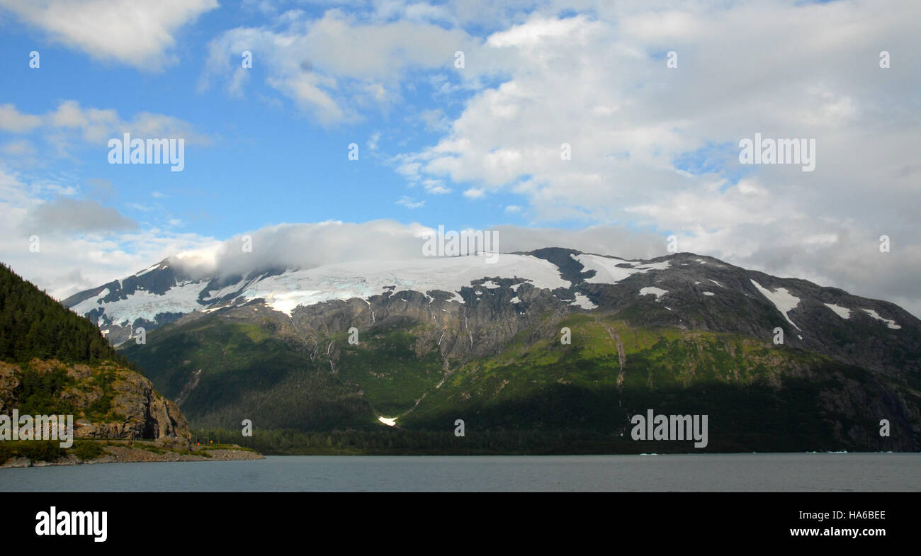 Auf der Tour zum ländlichen Raum der Energieministerium werden Herausforderungen und Chancen im Energiebereich in ländlichen Gebieten hervorgehoben. Die Tour konzentriert sich auf die Förderung von Energieeffizienz und Lösungen für erneuerbare Energien in Gemeinden mit begrenztem Zugang zu moderner Energieinfrastruktur. Stockfoto