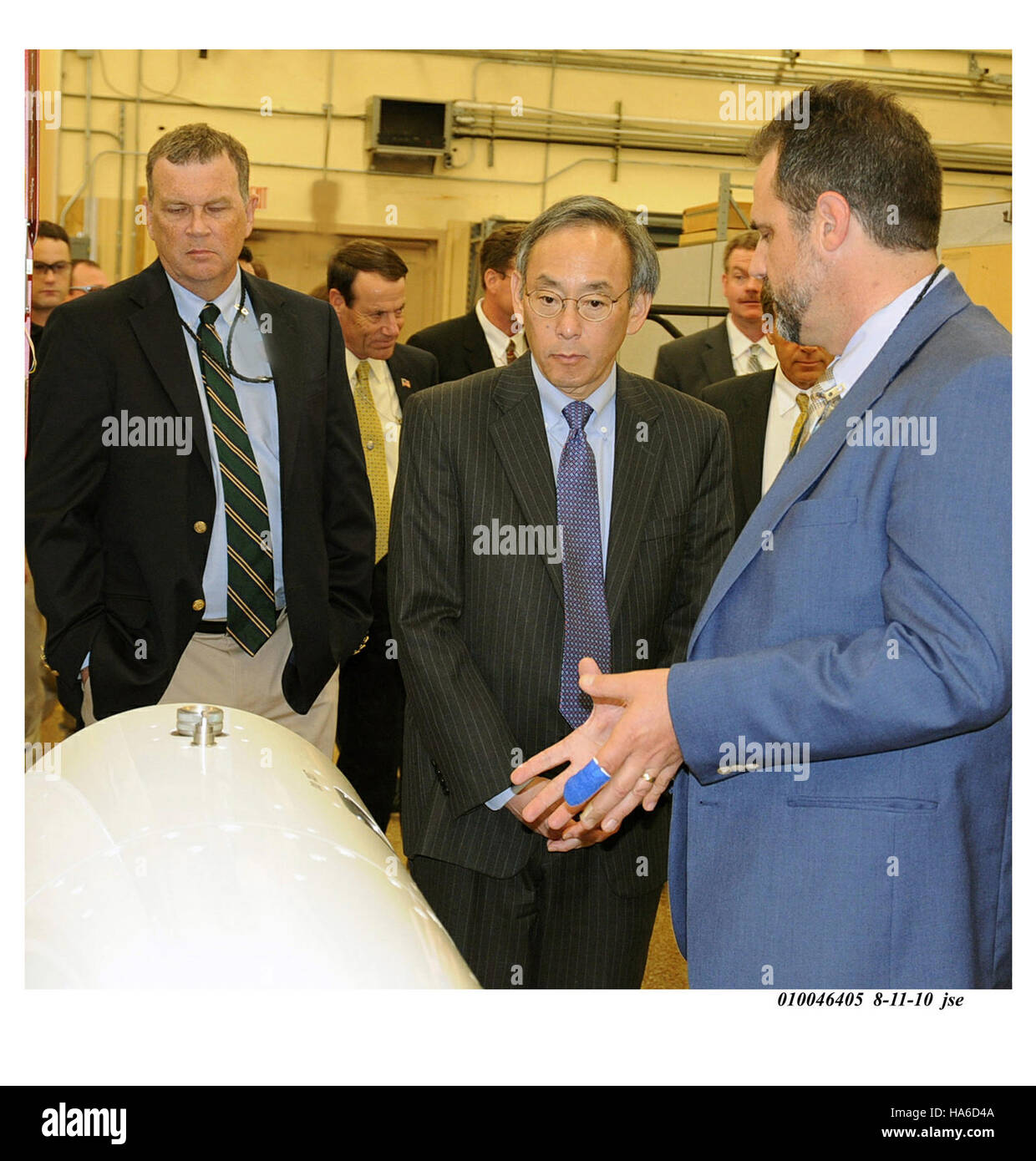 Steve Erhart, Pantex Plant Manager, berichtet Secretary Chu über Werkzeuge, die für Programme zur Verlängerung der Lebensdauer und Demontage der nuklearen Sicherheit bei der National Nuclear Security Administration (NNSA) entwickelt wurden. Stockfoto