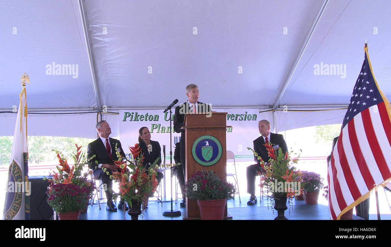 Der stellvertretende Sekretär Poneman sprach bei der Zeremonie zur Inbetriebnahme der Heißfunktionstests in der Verarbeitungsanlage für abgereichertes Uran. Diese Anlage ist für die Förderung der Kernenergie und die Einhaltung von Sicherheits- und Umweltstandards von entscheidender Bedeutung. Stockfoto