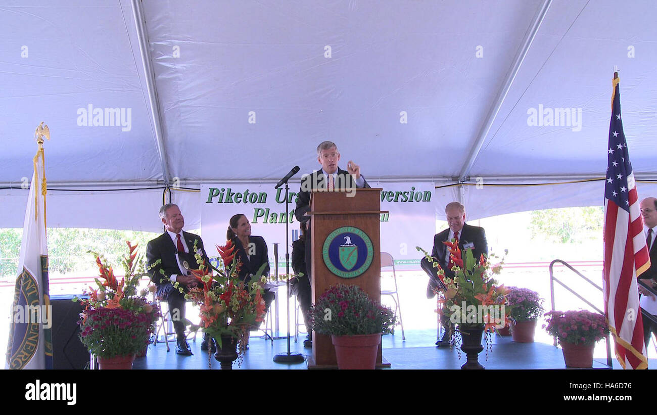Der stellvertretende Sekretär Poneman des Energieministeriums gedachte an den Beginn der Heißfunktionstests in der Anlage mit abgereichertem Uran, einem bedeutenden Schritt in der sicheren Handhabung und Entsorgung radioaktiver Stoffe für nationale Sicherheits- und Energiezwecke. Stockfoto