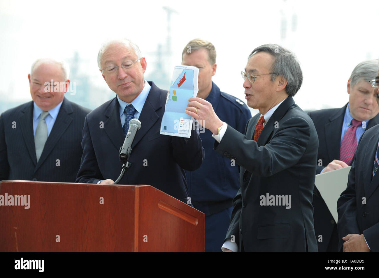 Das Energieministerium betont die Bedeutung nachhaltiger Energiequellen und der Integration erneuerbarer Technologien, um die Abhängigkeit von fossilen Brennstoffen zu verringern und den Klimawandel einzudämmen. Stockfoto