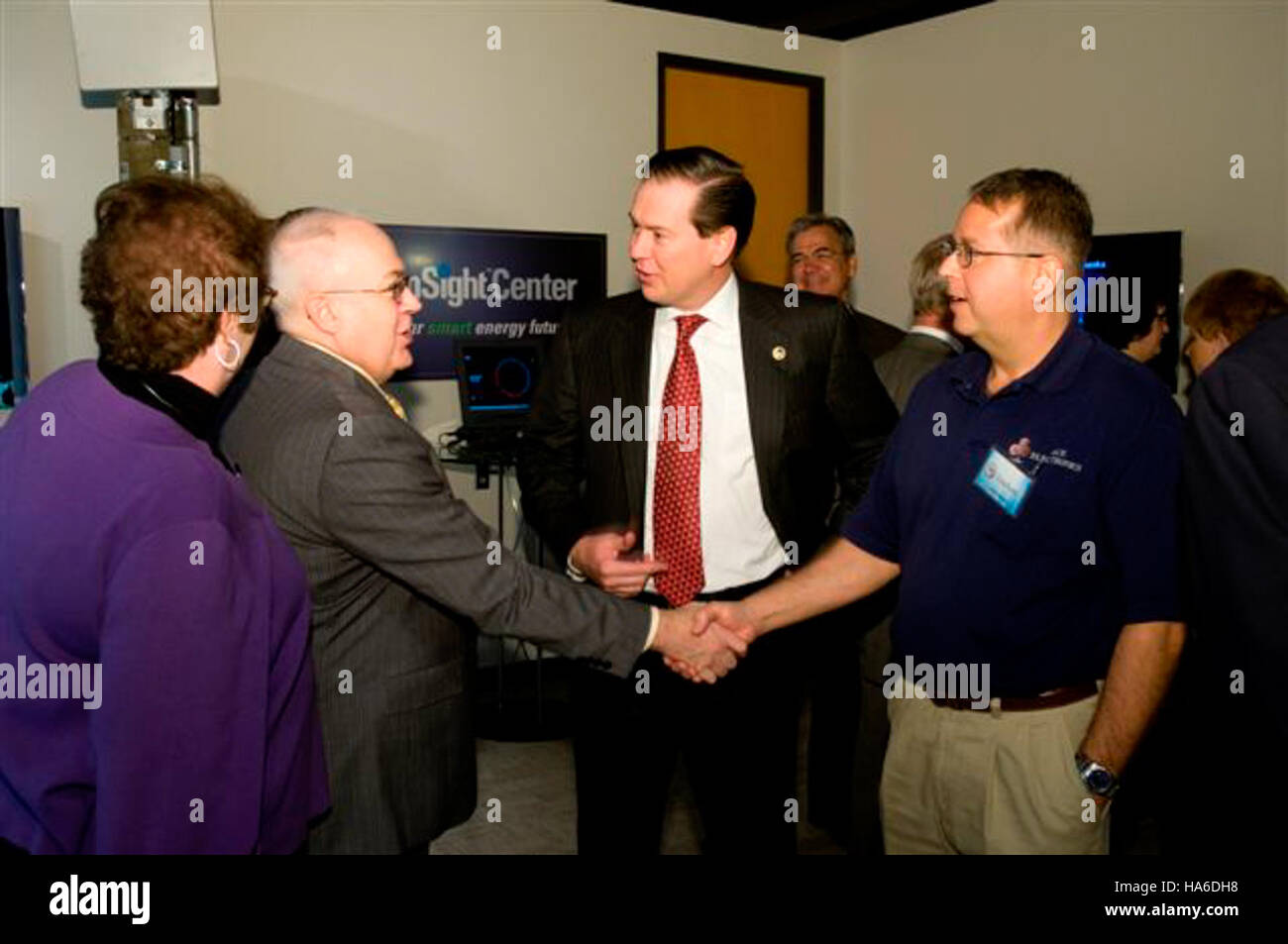 Don Macdonald, Project Manager des Smart Grid Investment Grant, spricht mit Craig Funni, einem Kunden, der ein Millionen-Meter-System zur Verbesserung der Energieeffizienz und des Netzmanagements einsetzt, über die Auswirkungen der fortschrittlichen Smart Grid-Technologie. Stockfoto