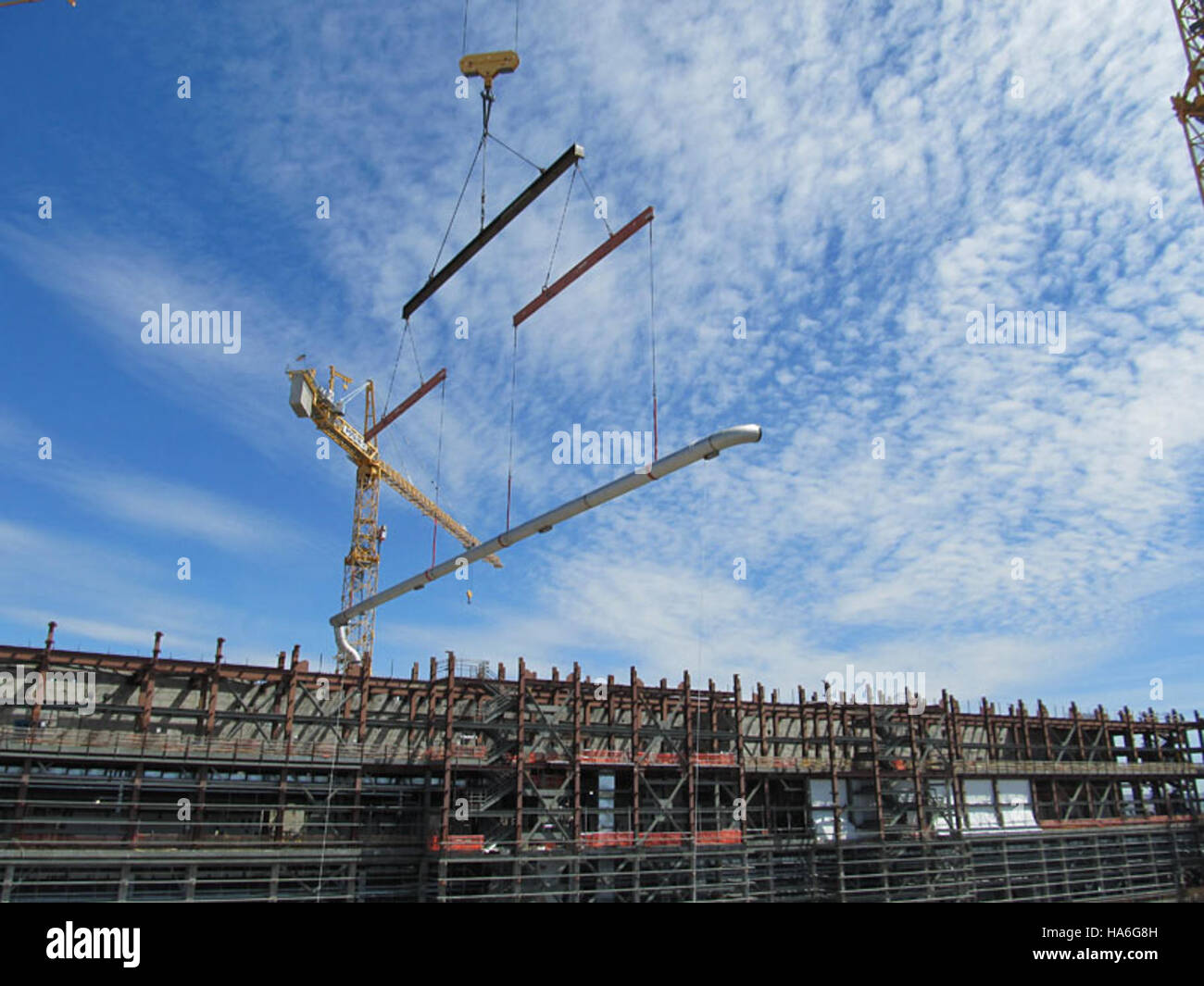 Ein Kran hebt eine 140 m lange Rohrspule in die Anlage für hochaktive Abfälle am Standort Hanford, ein wichtiger Schritt bei der Entsorgung radioaktiver Abfälle und bei den Umweltsicherheitsprotokollen. Stockfoto