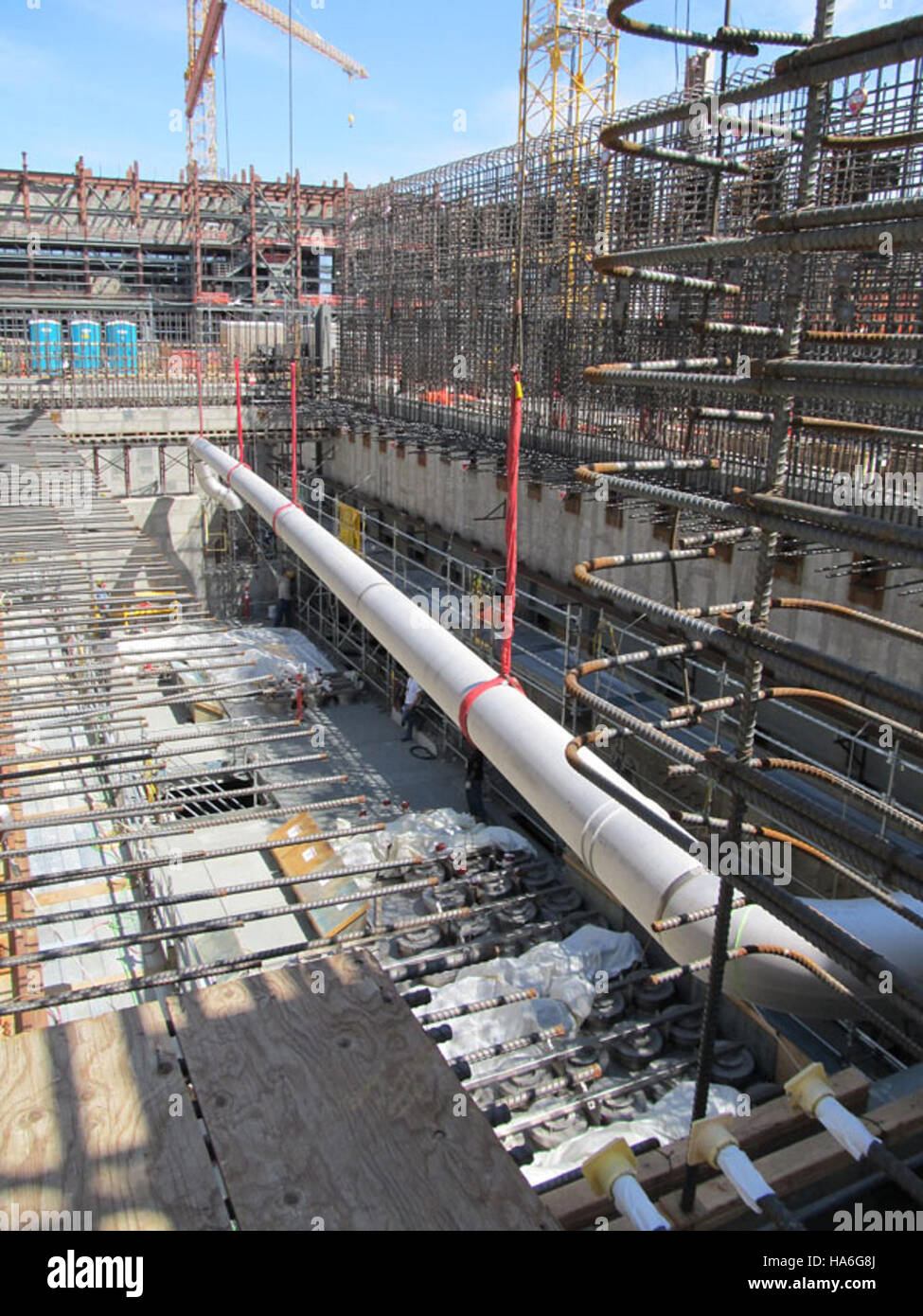 Ein 140 Fuß langer Rohrschieber wird im Rahmen der laufenden Abfallbehandlung am Standort Hanford in die Filterhöhle der Anlage für hochaktive Abfälle abgesenkt. Diese Arbeit unterstützt den Verglasungsprozess im VIT-Werk Hanford. Stockfoto