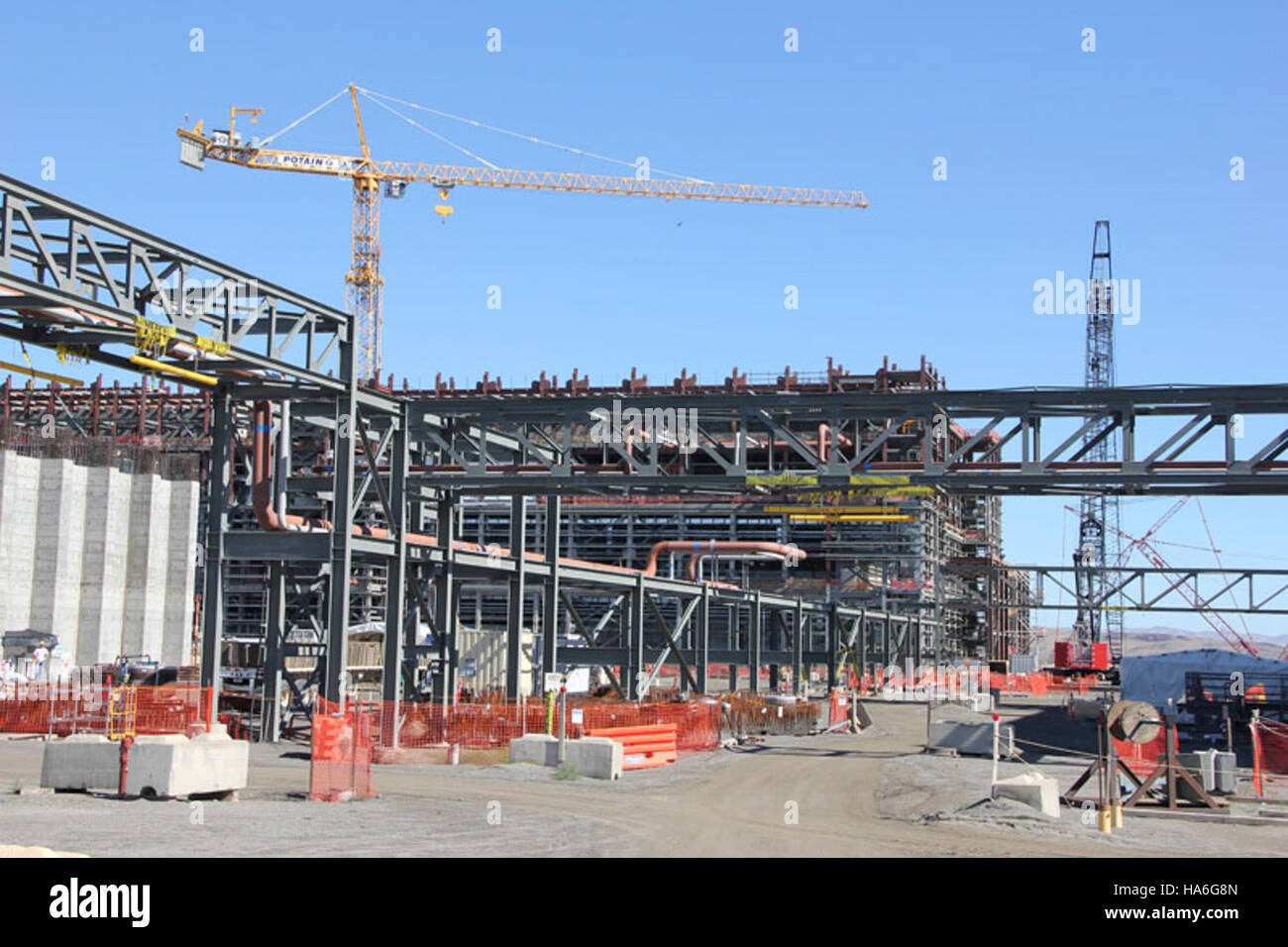 Piperacks, die zwischen Anlagen für hoch- und niedrigaktive Abfälle installiert werden, sind Teil der Bemühungen des Standorts Hanford, die zu sichereren Umweltpraktiken bei der Energieerzeugung beitragen. Stockfoto