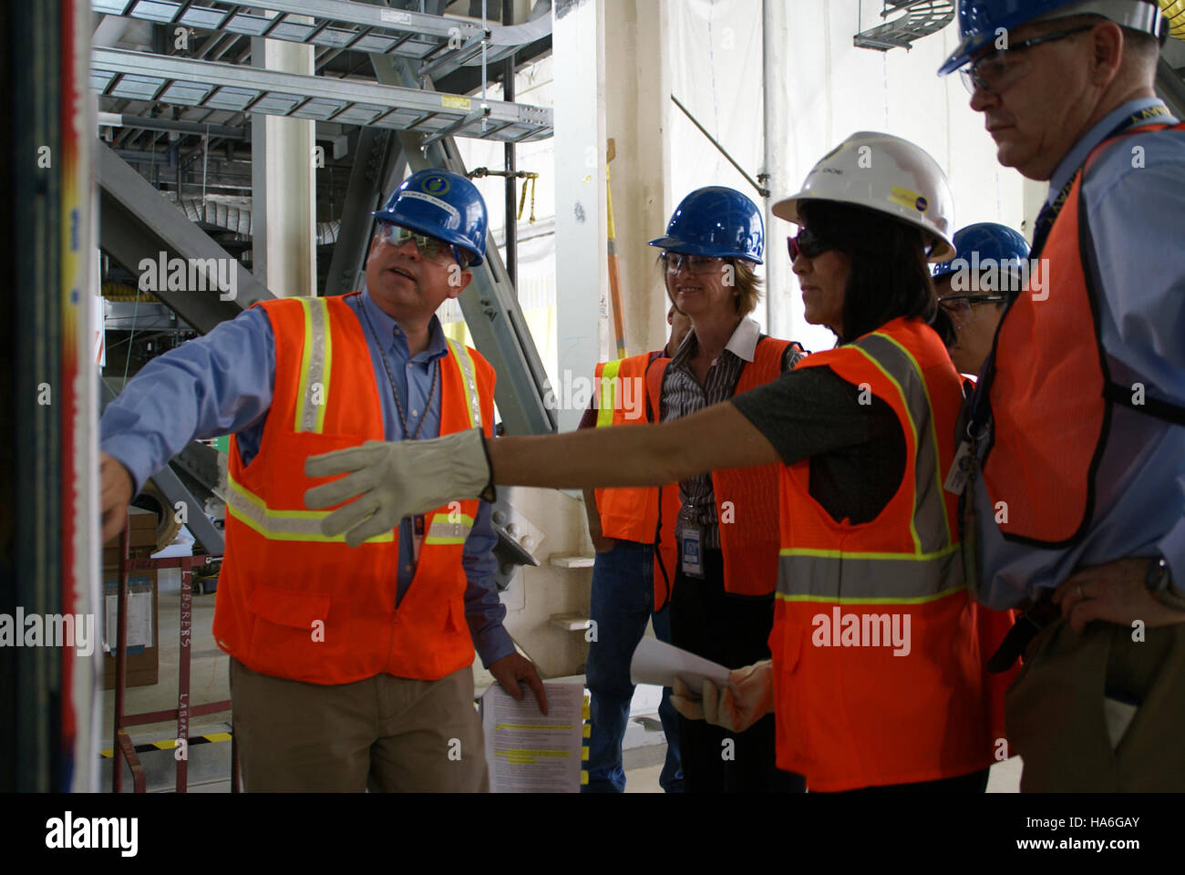 Staatssekretär Johnson besuchte 2009 das VIT-Werk, um über die Energieerzeugung und -Verwaltung zu sprechen. Bei dem Besuch wurden die Initiativen der Energieministerie zur Unterstützung nachhaltiger Energielösungen in öffentlichen Einrichtungen hervorgehoben. Stockfoto