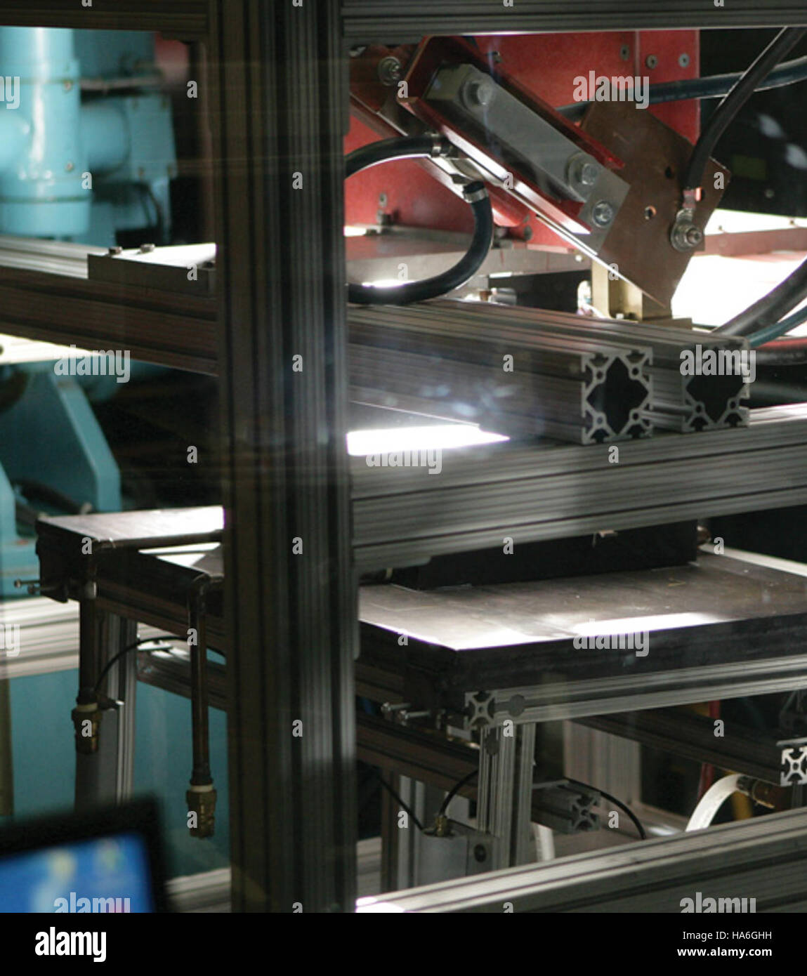 Das Energieministerium erforscht die Solarlasertechnologie als potenzielle Lösung für erneuerbare Energien. Die Forschung konzentriert sich auf ihre Anwendungen bei der Energieerzeugung und der ökologischen Nachhaltigkeit. Stockfoto