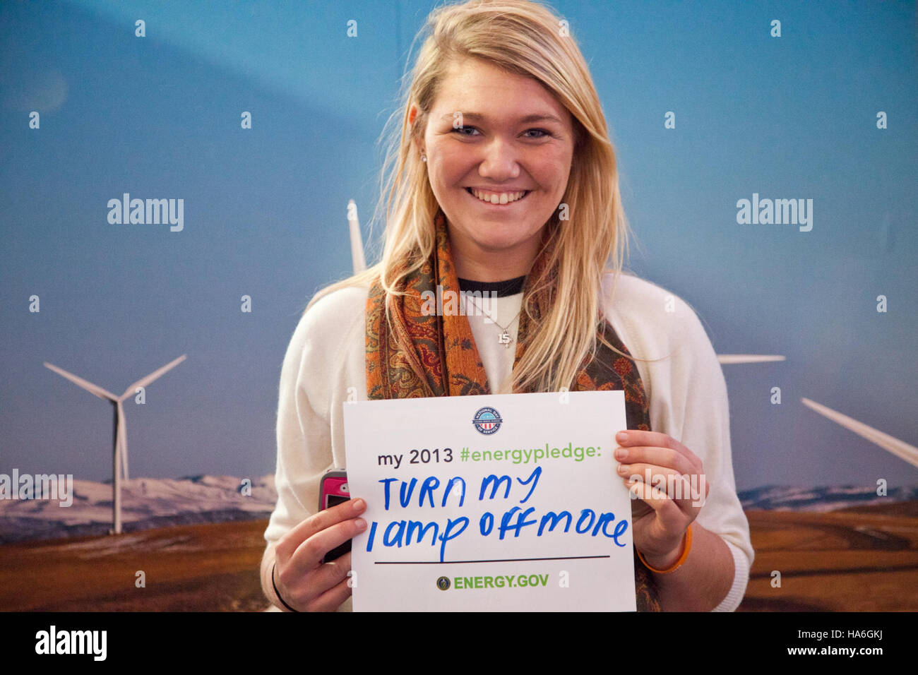 Das Image ermutigt Einzelpersonen, sich im Rahmen einer nationalen Kampagne für Energieeinsparungen zu engagieren. Der Schwerpunkt liegt auf der Sensibilisierung für energiesparende Maßnahmen und die Bedeutung nachhaltiger Energiepraktiken für die Eindämmung der Klimaauswirkungen. Stockfoto