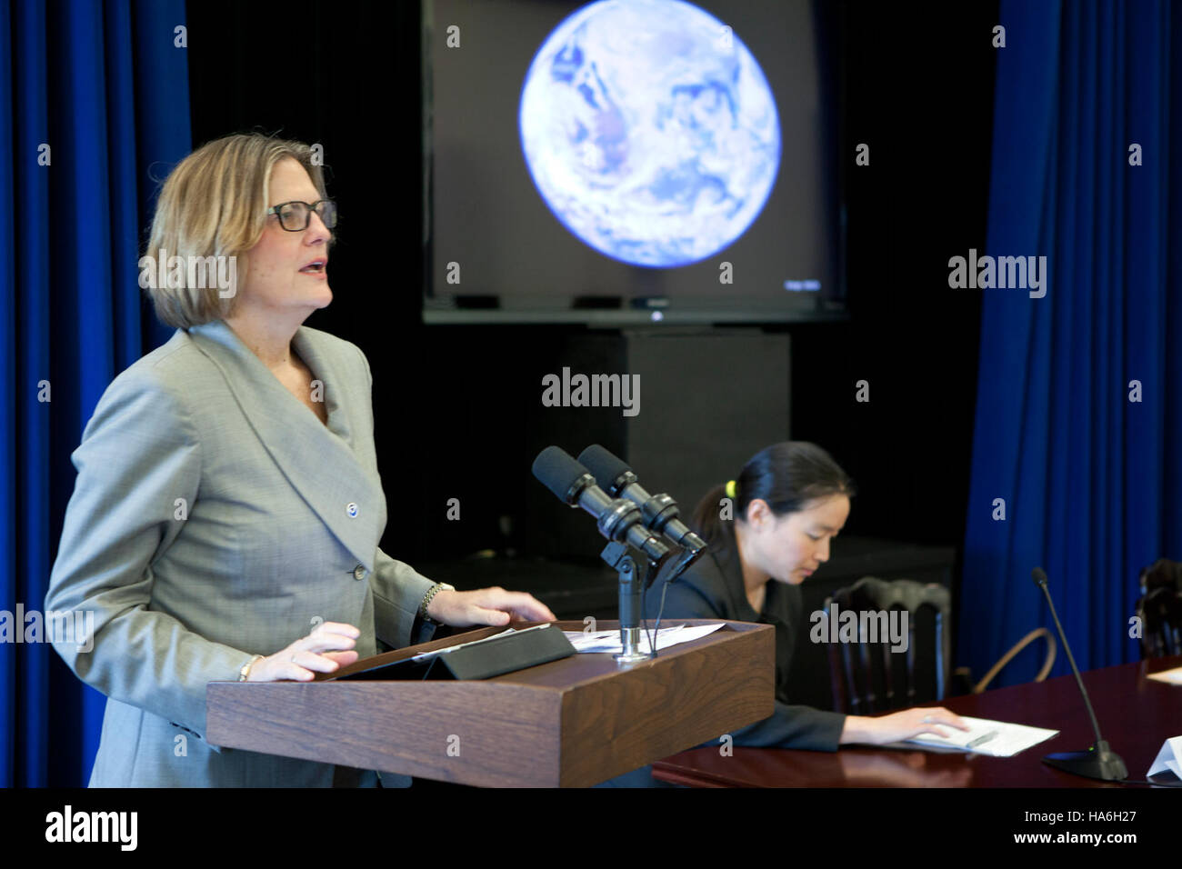 Dieses Bild zeigt den Führungsgipfel des Weißen Hauses zu Frauen, Klima und Energie, bei dem die Rolle der Frauen bei der Förderung von Klimaschutz und Energielösungen hervorgehoben wird. Auf dem Gipfel wird die Bedeutung der Zusammenarbeit für eine nachhaltige Energiezukunft hervorgehoben. Stockfoto