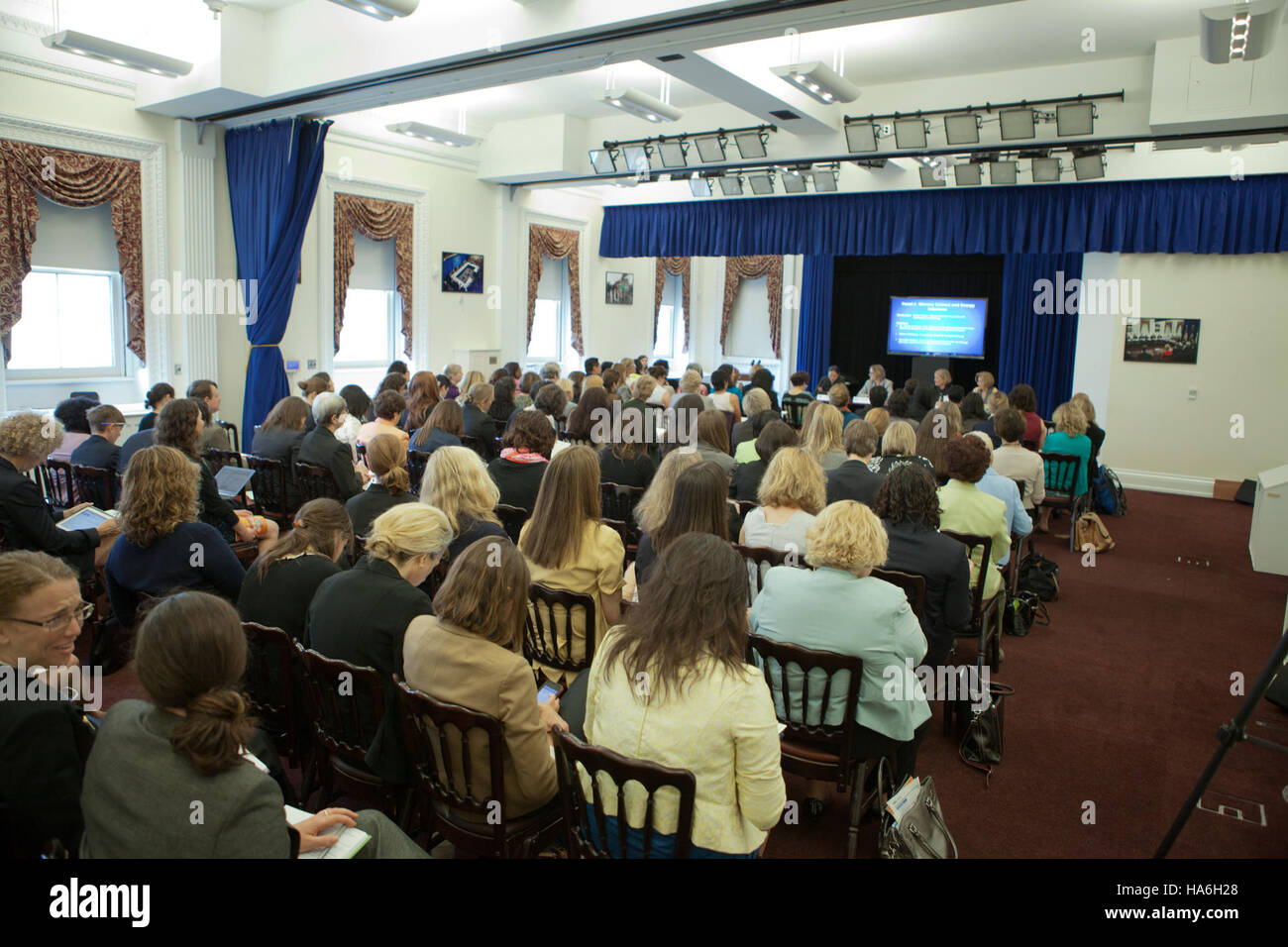 Der Führungsgipfel des Weißen Hauses zu Frauen, Klima und Energie hebt die Rolle der Frauen bei der Förderung umweltfreundlicher Energiepolitik und des Klimaschutzes hervor. Auf dem Gipfel werden Diskussionen über nachhaltige Lösungen gefördert, wobei Führungsqualitäten, politische Innovation und Klimaresilienz hervorgehoben werden, um Frauen in Energie- und Umweltsektoren zu stärken. Stockfoto