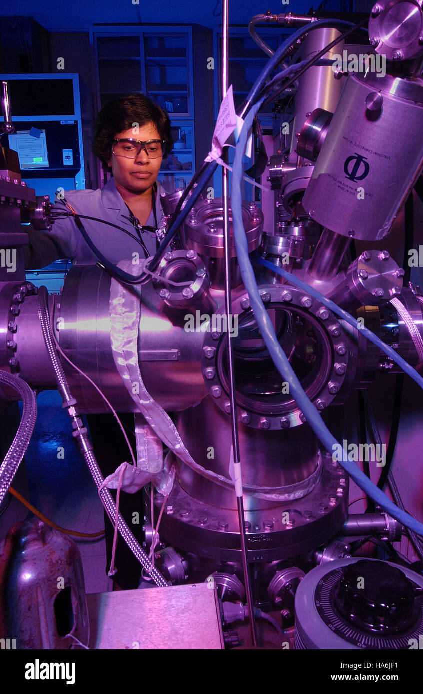 Die Forscher Ranjani und Siriwardane konzentrieren sich auf die Entwicklung von CO2-Sorbentien, die fortschrittliche Spektrometrie nutzen, um zu Klimalösungen und nachhaltiger Energie beizutragen. Stockfoto