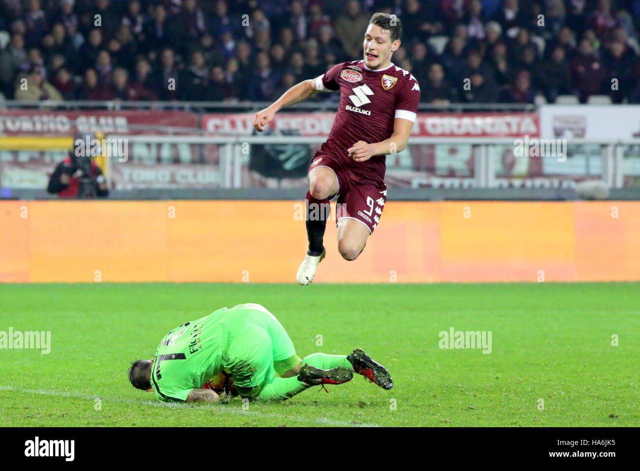 Stefano Sorrentino von Chievo Verona (links) und Andrea Belotti Torino FC (rechts) während der Fußball-Serie A Spiel zwischen FC Turin und AC Chievo Verona. Torino FC gewinnt 2: 1 AC Chievo Verona. (Foto von Massimiliano Ferraro / Pacific Press) Stockfoto