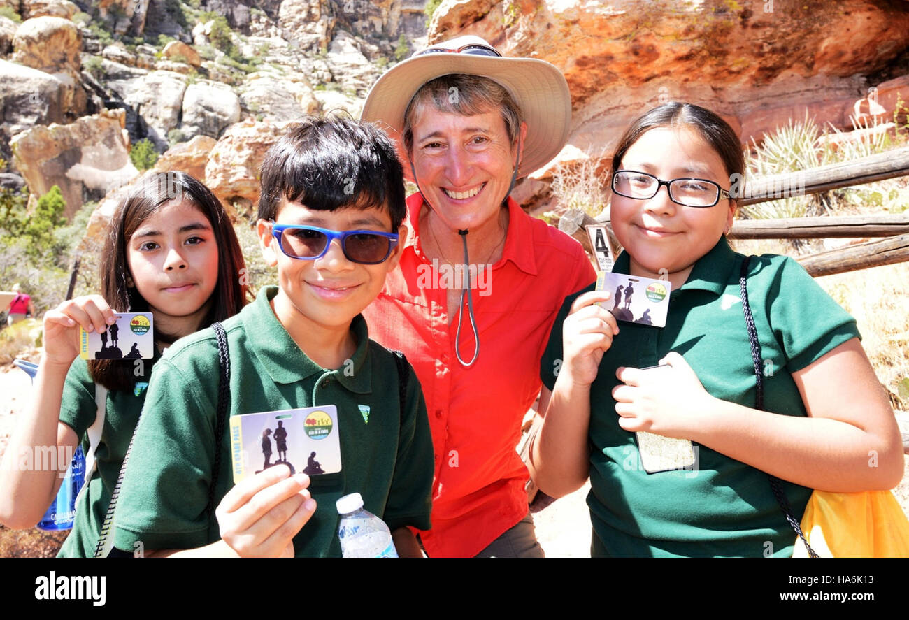 Die Schüler erhalten neue Parkpässe von Innenminister Sally Jewell, die für die Erkundung von Freiluft und den Zugang zu öffentlichen Flächen für Jugendliche in Nevada werben. Stockfoto