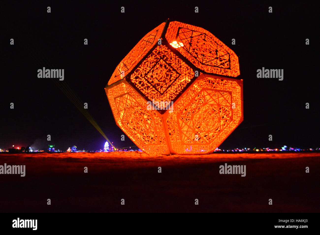 HYBYCOZO-Deep Thought ist eine Kunstinstallation, die Wissenschaft, Technologie und Ästhetik miteinander verbindet. Die Struktur soll zum Nachdenken und zur Diskussion über die Schnittstelle zwischen menschlicher Erfahrung und natürlicher Welt anregen und innovative Designs zeigen, die unsere Beziehung zu Natur und Gesellschaft widerspiegeln. Stockfoto