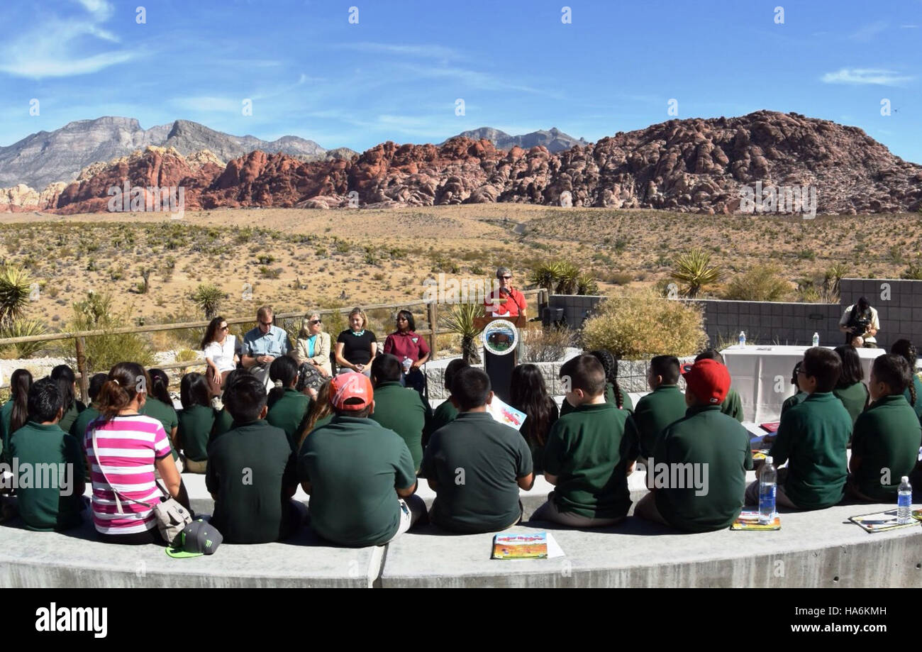 Minister Jewell informiert Schüler über neue Parkpässe und hebt ihre Rolle bei der Förderung des Zugangs zu Natur, Wissenschaft und Umweltbildung hervor. Stockfoto