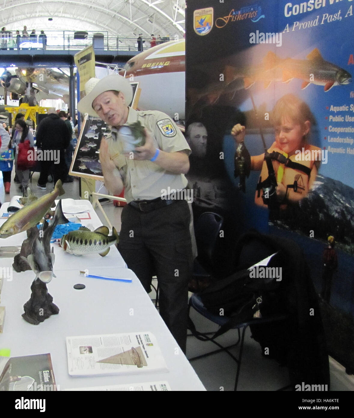 Der Girl Scout Day im Udvar-Hazy Center des National Air and Space Museums in Virginia beinhaltete eine spezielle Präsentation über die Erhaltung der amerikanischen Fischerei. Die Veranstaltung unterstrich die Bedeutung des Schutzes der Fischpopulationen und aquatischen Ökosysteme durch wissenschaftliche Forschung und Erhaltungsmaßnahmen. Die Diskussion konzentrierte sich auch auf die Schnittmenge von Natur, Wissenschaft und Politik bei der Erhaltung einer nachhaltigen Fischerei. Stockfoto