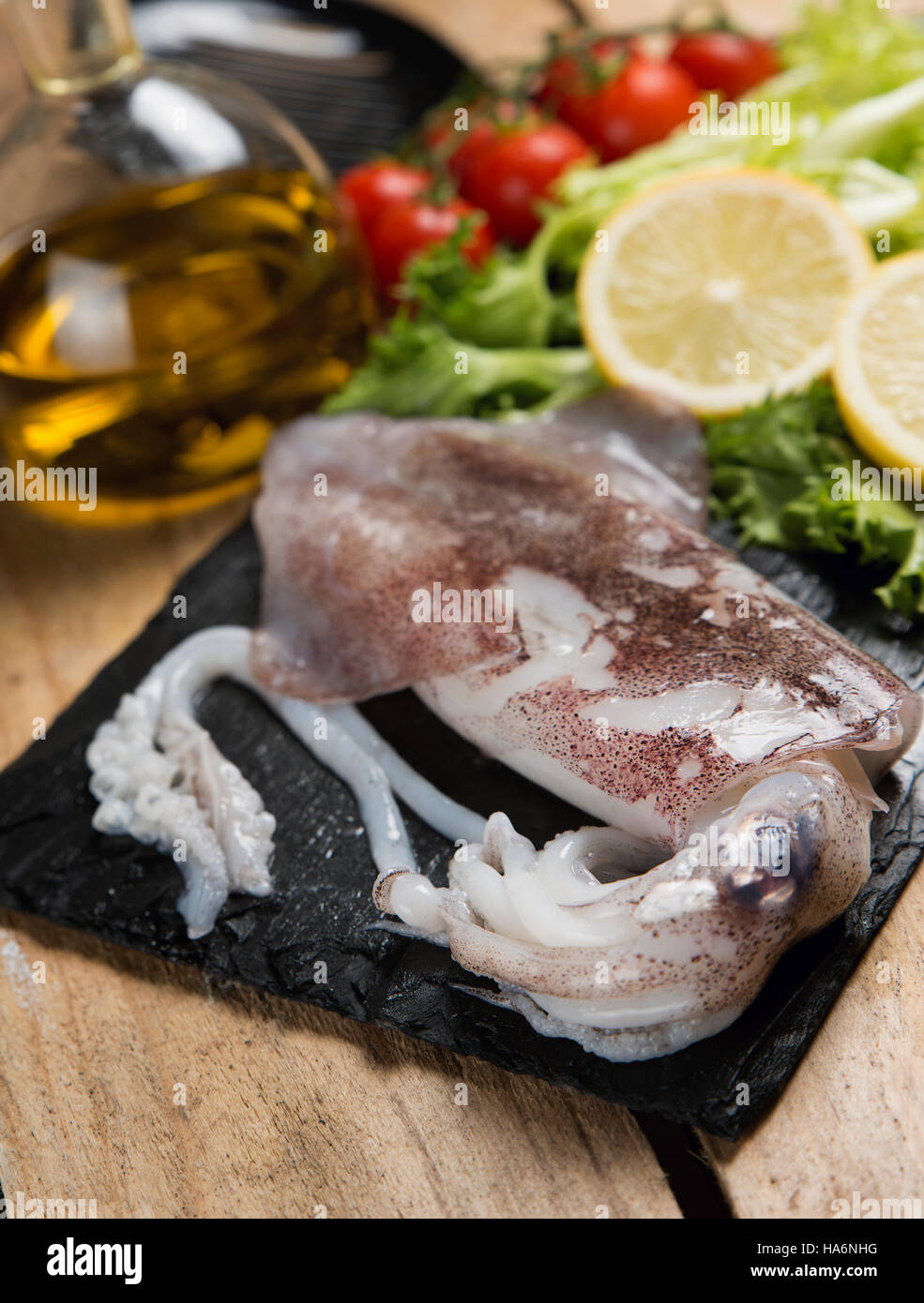 Frischer Tintenfisch auf dem Schiefer Silbertablett serviert Stockfoto